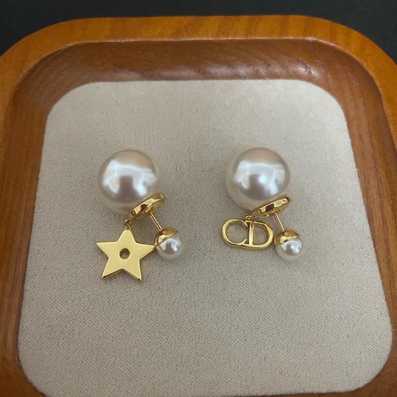 Dior stud pearl earrings - Picture 1 of 5